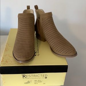 Restricted ankle boots